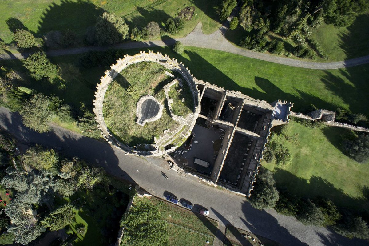 Llegamos a la tumba más emblemática de la Vía Appia, el Mausoleo de Cecilia Metella. Se la puede recorrer, es muy amplia.