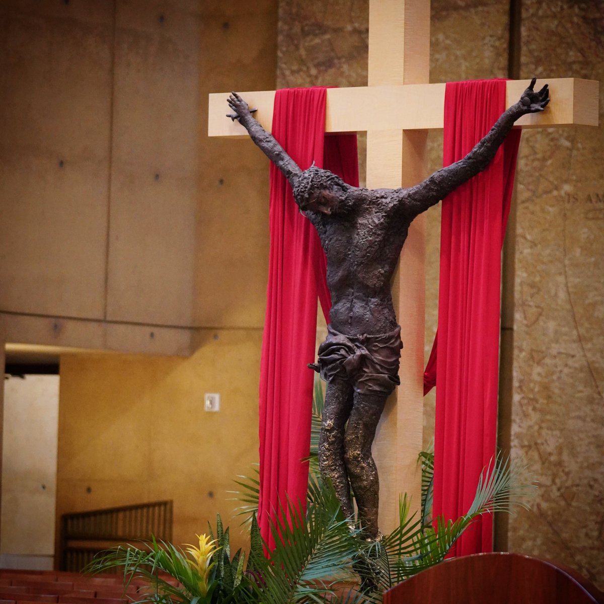 ArchbishopGomez's tweet photo. On the cross, Jesus dies for us! For you and for me! He dies, my dear brothers and sisters, so that we never have to be afraid of death.  As we enter into these most sacred days of the year, we need to ponder this beautiful truth. #HolyWeek #LAcatholicsEnterIn https://t.co/vM0qWjtnps
