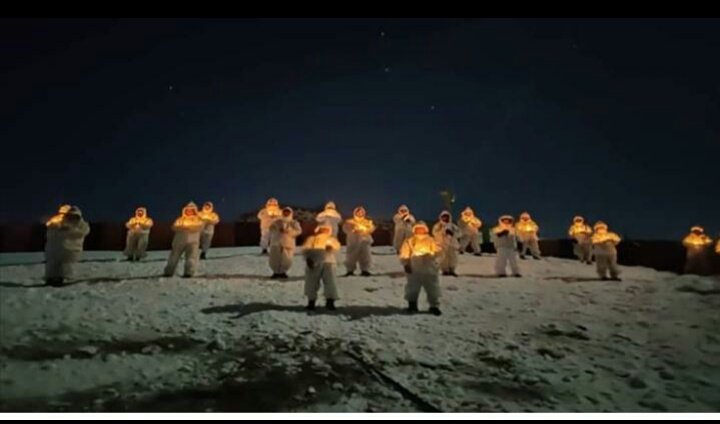 TheBHAGYASHREE's tweet photo. #9pm9minute
Unity is strength of our success.
From East to west and from North to south we call connected through a bond of faith..
Thank you India..
Our Army force from Siyachin.. https://t.co/yJW8J492pR