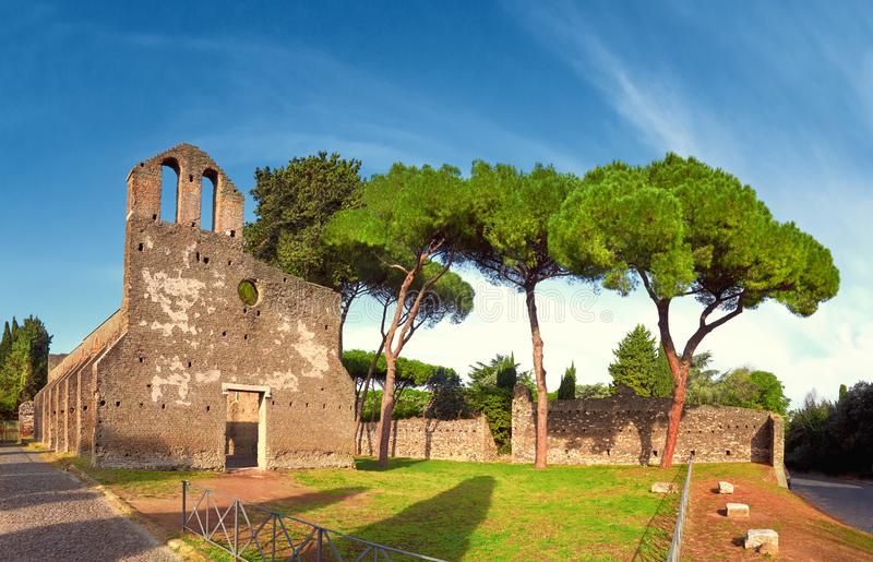 Frente al mausoleo están las ruinas de la iglesia de San Nicola, que la familia Caetani en época medieval usó como base de su ejército. De allí su nombre, Castrum Caetani