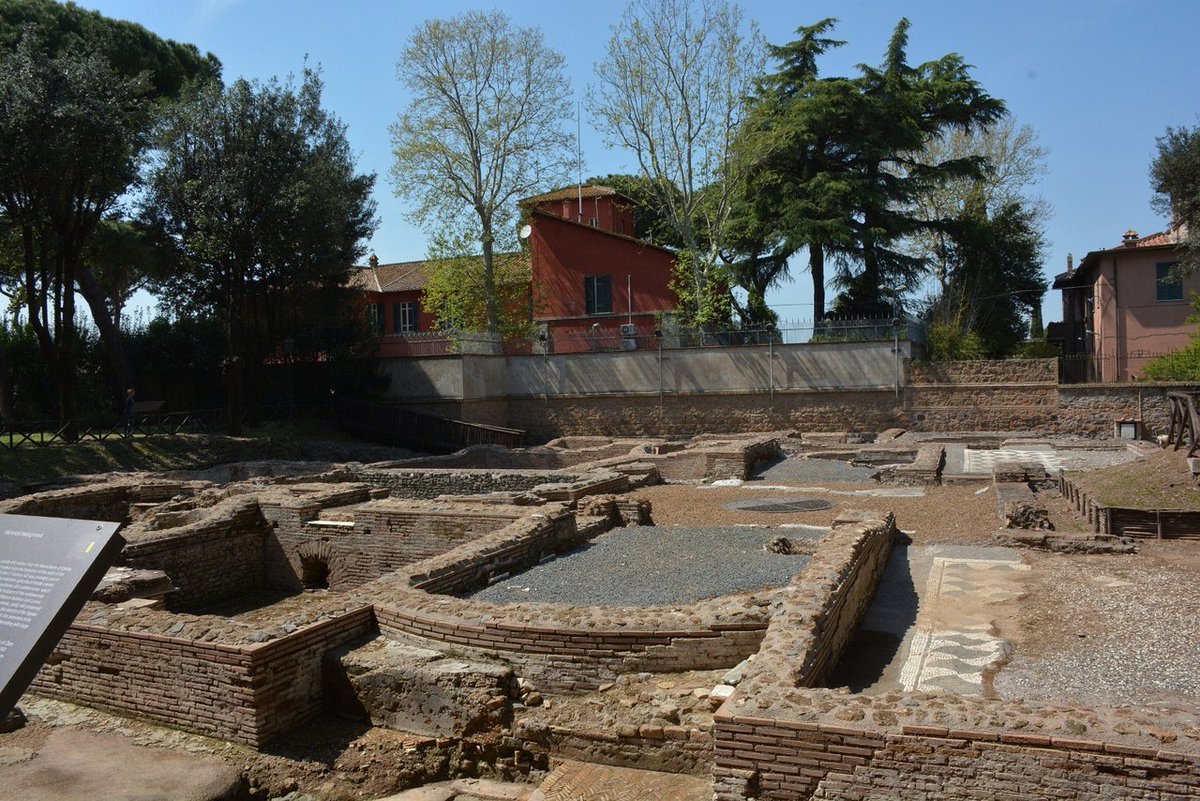 Finalmente , Capo di Bove marca un parque con ruinas de una Domus romana, así como un sitio de relax para tomar algo e incluso disfrutar conciertos de música clásica.