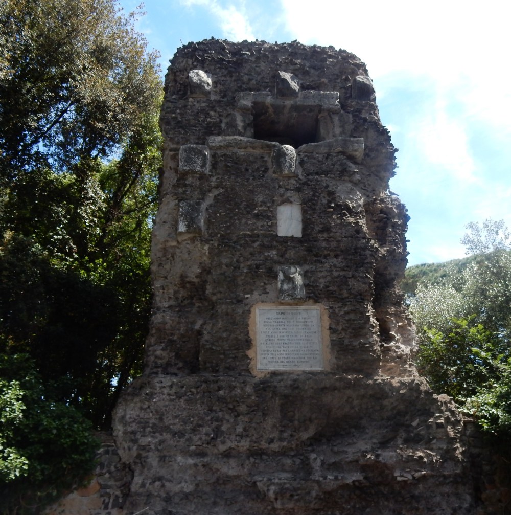 Finalmente , Capo di Bove marca un parque con ruinas de una Domus romana, así como un sitio de relax para tomar algo e incluso disfrutar conciertos de música clásica.