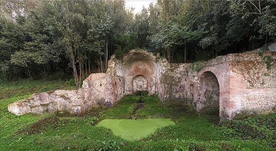 Ya volviendo, sugiero hacerlo por Vía Latina. Allí se van encontrar con dos joyas. 1. El parque Garbatella (también se puede acceder por Vía Appia), donde está el ninfeo de Egeria, bosque donde esta ninfa le dictaba consejos al rey Numa Pompilio.