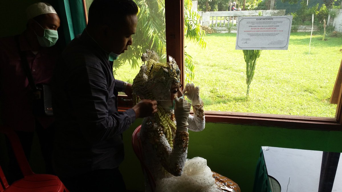 Alhamdulillah.... acara pernikahan Keponakan saya, bisa berjalan lancar ditengah keterbatasan akibat covid19. Terima kasih KUA Klampis Bangkalan Madura yg telah melaksanakan protokol covid19 dg maksimal dalam akad nikah tsb. Barakallah utk semuanya...amin YRA