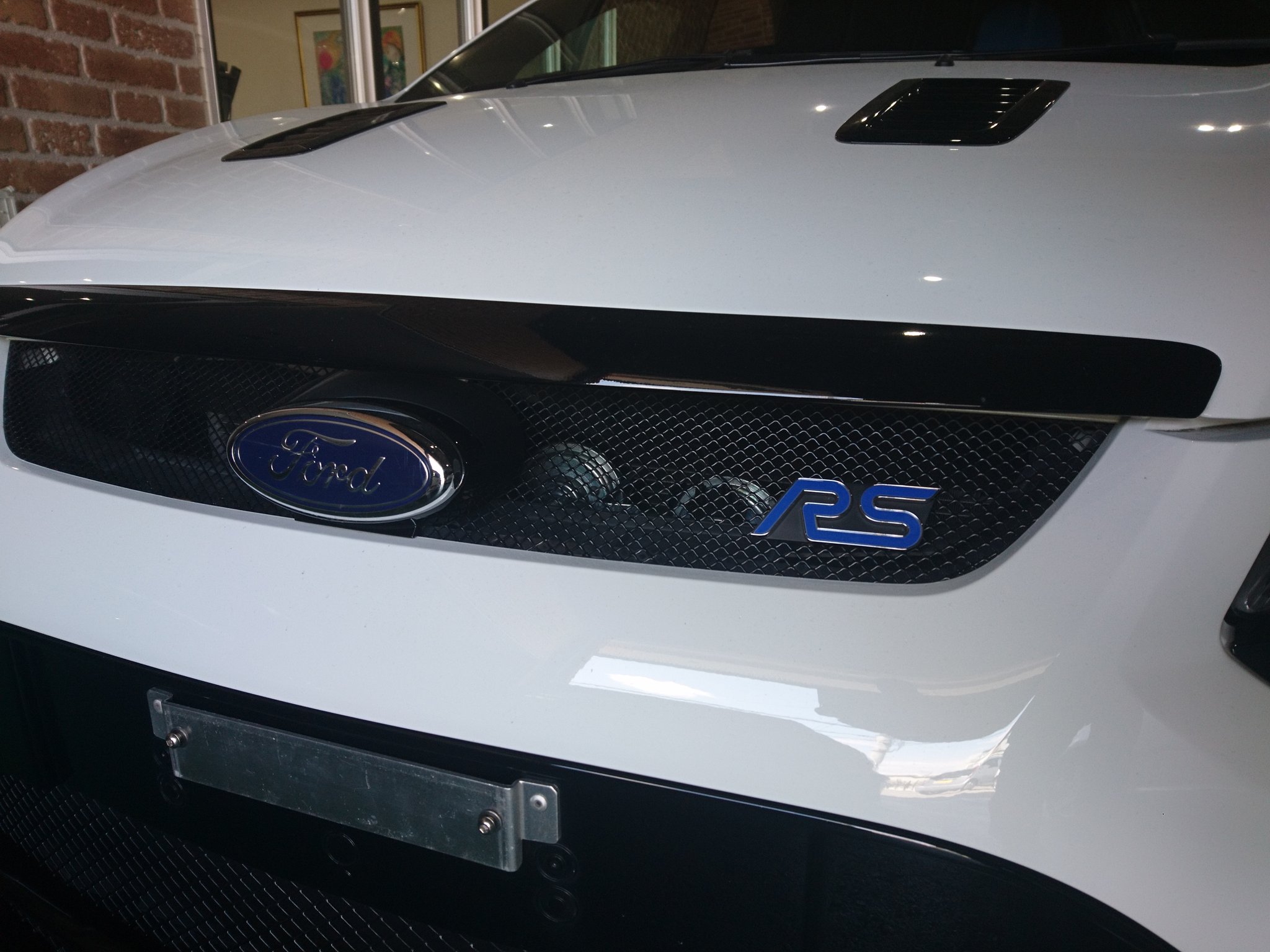 Ymワークス Ford Focus Rs フォードフォーカスrs ホワイトボディにブルーの Rs ロゴが映えますね Ymワークス Ford Fordfocusrs フォードフォーカスrs