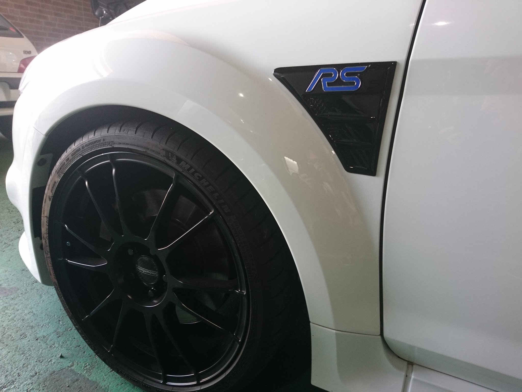 Ymワークス Ford Focus Rs フォードフォーカスrs ホワイトボディにブルーの Rs ロゴが映えますね Ymワークス Ford Fordfocusrs フォードフォーカスrs