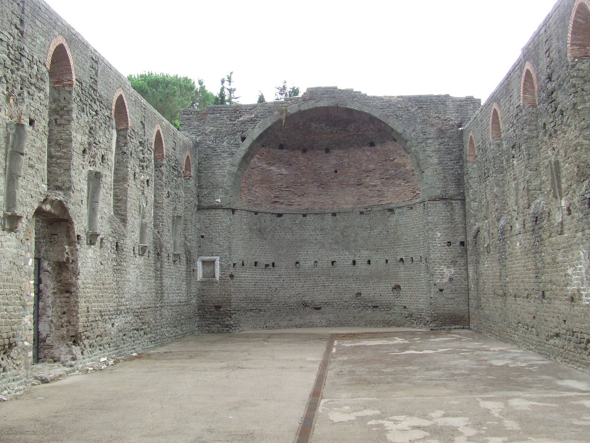 Frente al mausoleo están las ruinas de la iglesia de San Nicola, que la familia Caetani en época medieval usó como base de su ejército. De allí su nombre, Castrum Caetani