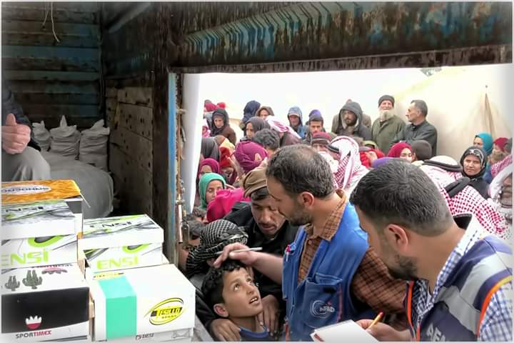 KIYAMDER's tweet photo. AFRİN/Cinderes beldesinde
DİR BALUT VE MUHAMMEDİYYE Çadır kentlerinde Gıda Battaniyye ve Çocuk Ayyakabısı dağıtımının yanında savaşın en büyük mağduru olan çocuklara oyuncak dağıtarak sevinçlerine ortak olmaya çalıştık. (15 Mart 2020) https://t.co/wus3xzWy6I