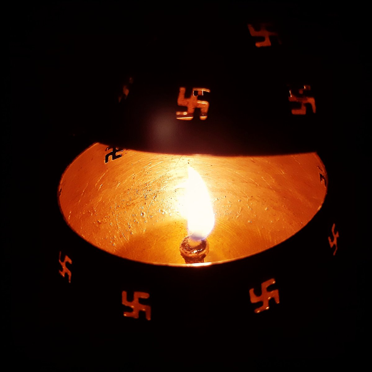 ViramSingh192's tweet photo. United Light Of India 😘🕯️🔦🪔
इतिहास याद रखेगा इस दिन को,
जब पूरा संसार डगमगा रहा था
तब हिंदुस्तान जगमगा रहा था ll
#9pm9minutes #IndiaFightsCorona #StayHomeStaySafe
#IgnitedIndia #UnitedIndia #incredibleindia #gocorona #COVID19outbreak
@PMOIndia @narendramodi https://t.co/ss1u515Wno