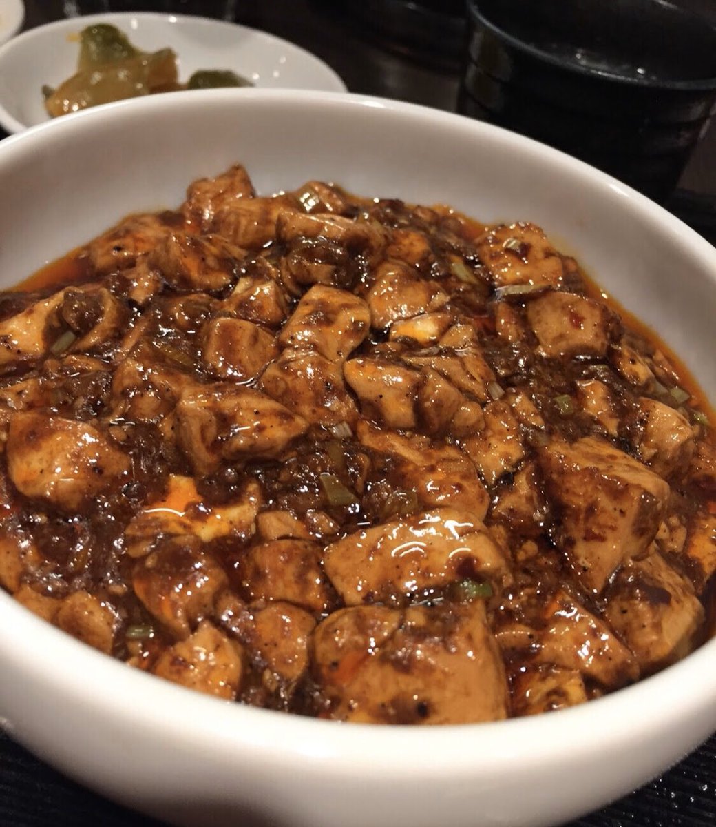 real_y20's tweet photo. 中華で僕が炒飯を頼むとストップがかかる「激辛チャレンジ」と言い出す君と僕の静止を振り切り運ばれてくる麻婆豆腐。美味しい？と尋ねる君に「辛いよ」と返した。でも実は、辛に横棒を足した漢字が今の本音。この火照った体が香辛料のせいじゃないことは麻婆豆腐と僕だけが知っている。#とか言いたい https://t.co/jiqdcSzb6p