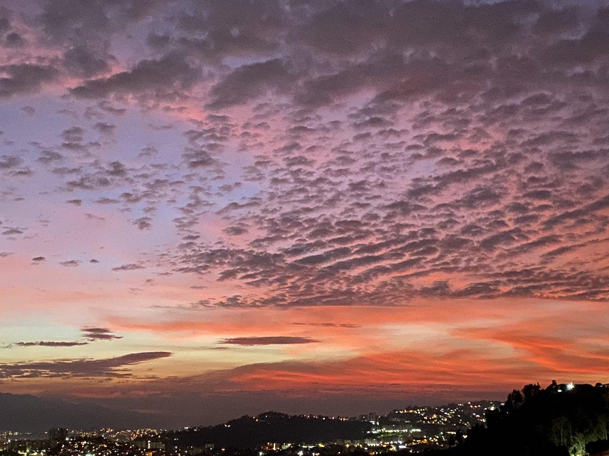 florentino's tweet photo. Con esto despido el día y la noche de hoy, con matices impresionantes, así como este mundo al que nos trajeron, hermoso el (🌎), jodido el. Bendiciones desde Caracas hasta donde estén. https://t.co/8gbZaoD2bS