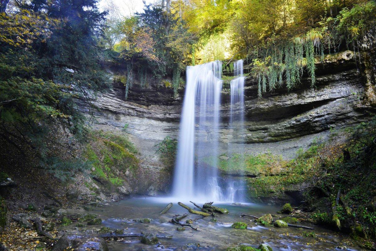 STMediaCH's tweet photo. Gewusst? Die "Coloradoschlucht" im #WaadtländerJura!
Das Flüsschen #Nozon hat sich unweit von Romainmotier ein tiefes Tobel mit Wasserfällen gegraben! Im Sommer auf Wanderwegen erreichbar!
#DreamNowTravelLater
@regionduleman @YverdonRegion
https://t.co/K8lUDI01q5 https://t.co/jLWtcjQZK7