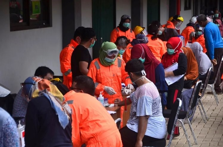 Di hospital awam dan swasta Jakarta, bukan satu rahsia ramai mengeluh tiada akses kepada PPE dan terpaksa mengubahsuai baju hujan sebagai PPE sementara.