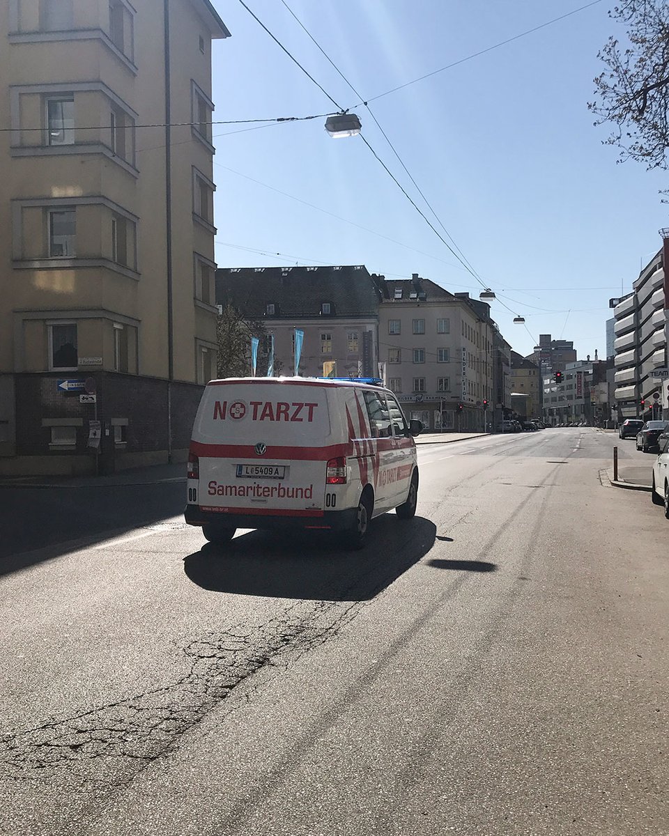 asbooe's tweet photo. 📸 Unser #NEF3 in der leeren Dametzstraße. #DANKE an all jene, die sich an die Vorgaben und Einschränkungen der Behörden halten! BLEIBEN SIE BITTE ZU HAUSE! 👍🏻
👩🏻⚕️ ⠀#helfenverbindet
🚑 ⠀#asbooe
#Notarzt #corona #samariterbund #Linz #Österreich #Oberösterreich #rettung https://t.co/mQVGt31bBU