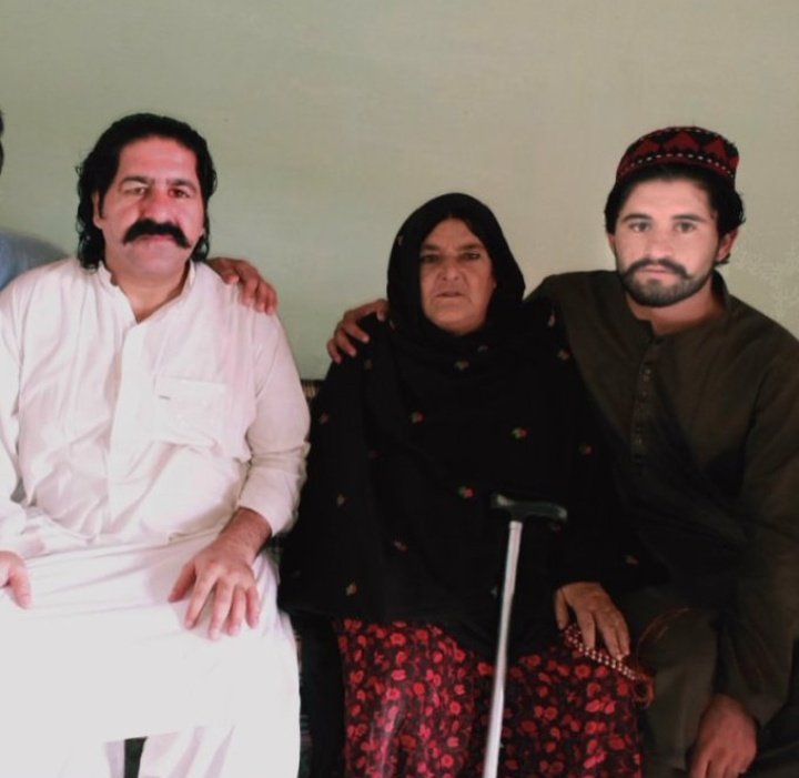 hilal_kakar01's tweet photo. I asked Ali they r cruel, they can do anything to you. But,I didnt convince him,then I asked my son now as you raised the voice of Pashtuns,don't hesitate, don't go back even if they cut your body 1000 times,Pashtuns future is more important to me then you
Mother of @Aliwazirna50 https://t.co/o7aTzwZsKy
