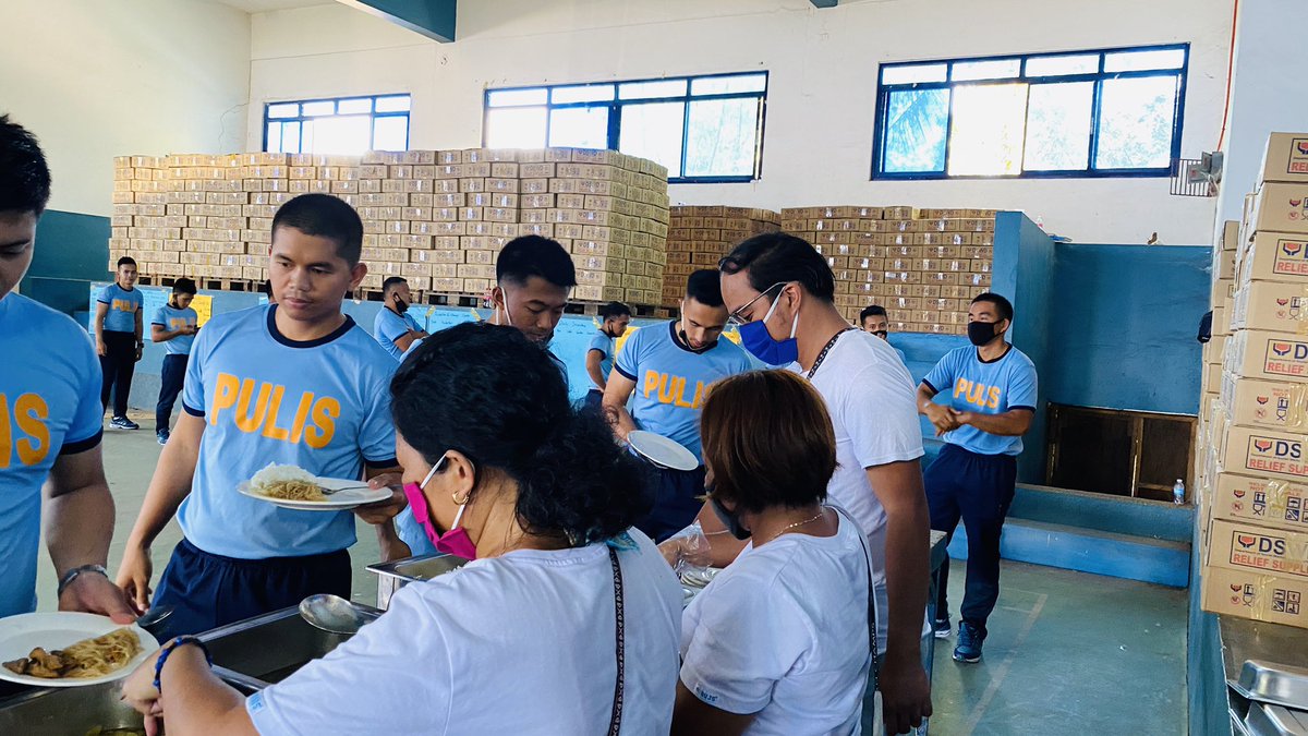 JanMartinni's tweet photo. The least I could now is to ensure that our frontliners, I could only manage a few, gets to eat good food while ensuring people manage to get good food at their tables too. Salamat, DSWD, PNP, DPWH and volunteers. We got this. #WeEatAsOne ππ»π https://t.co/bMgoeqMl7a