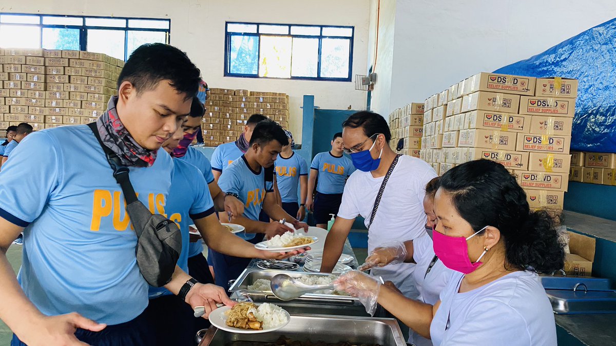 JanMartinni's tweet photo. The least I could now is to ensure that our frontliners, I could only manage a few, gets to eat good food while ensuring people manage to get good food at their tables too. Salamat, DSWD, PNP, DPWH and volunteers. We got this. #WeEatAsOne ππ»π https://t.co/bMgoeqMl7a