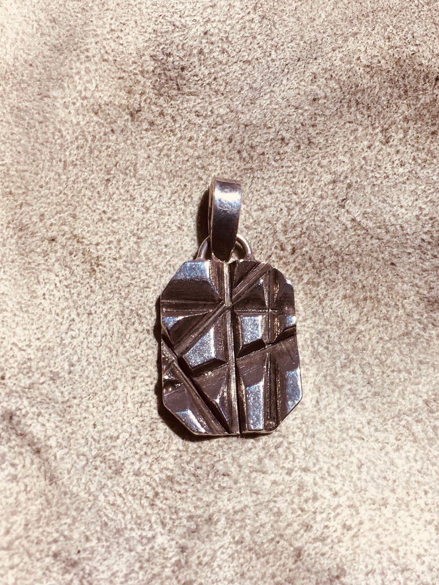 flow_shine's tweet photo. Scar Pendant 【SVN-001】
※ステンレスチェーンが付属します！
¥7,700(税込)で送料無料です！

定番な形で使いやすさ抜群です。
鏡面と粗仕上げの２ﾊﾟﾀｰﾝあります。
#ネックレス #アクセサリー #sv925 #ペンダント https://t.co/y4fW0SYUTX
