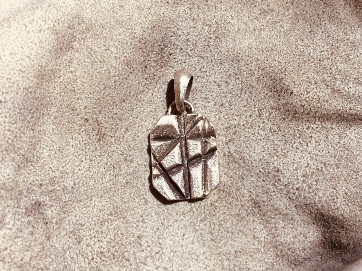 flow_shine's tweet photo. Scar Pendant 【SVN-001】
※ステンレスチェーンが付属します！
¥7,700(税込)で送料無料です！

定番な形で使いやすさ抜群です。
鏡面と粗仕上げの２ﾊﾟﾀｰﾝあります。
#ネックレス #アクセサリー #sv925 #ペンダント https://t.co/y4fW0SYUTX