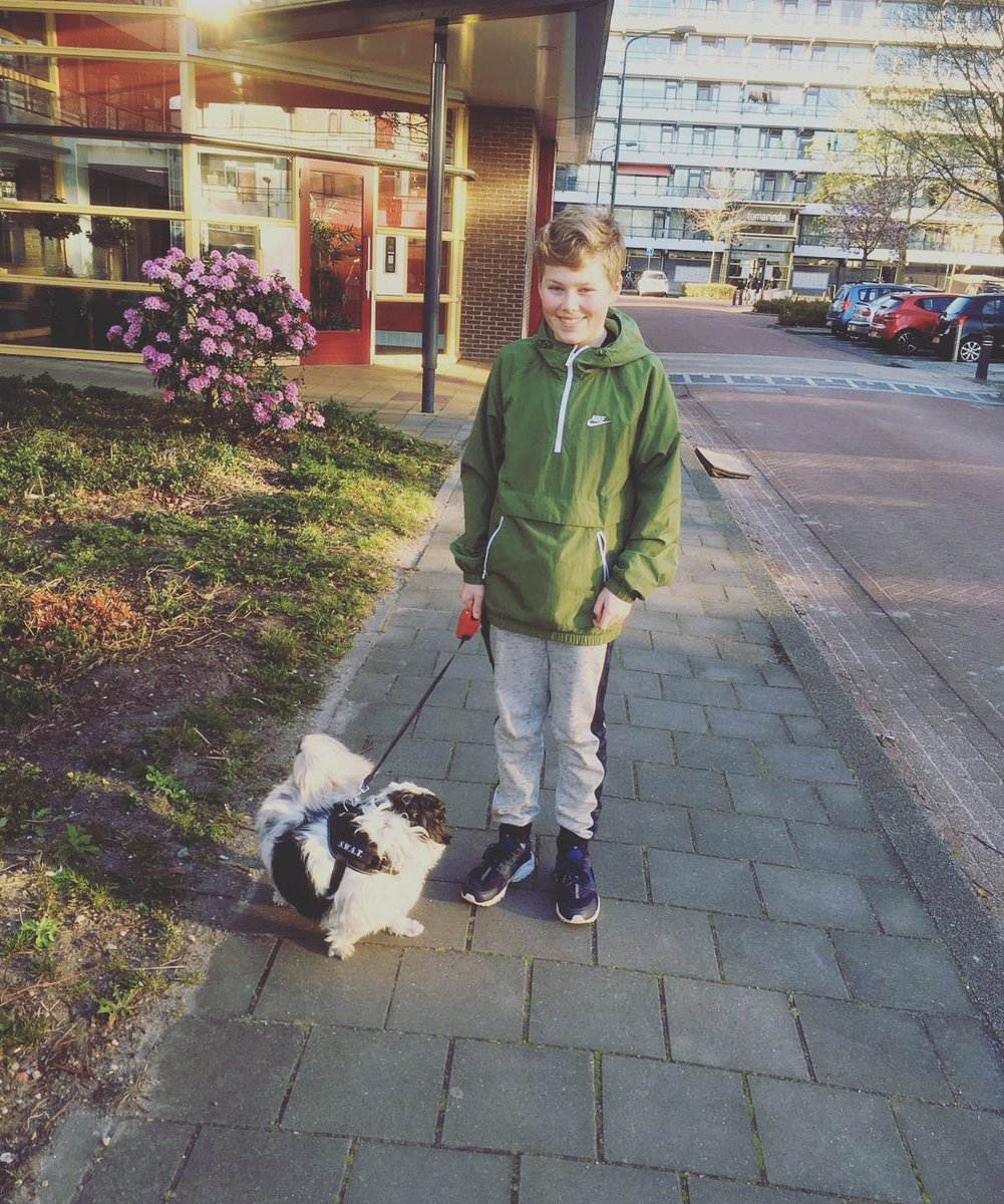 Trots op veel jongeren uit #Veenendaal die zich juist nu inzetten om anderen te helpen. Kijk bijvoorbeeld naar Brendan(14) Hij laat iedere dag Buddy uit om een oudere mevrouw te ontlasten. Topper! #jongeren #vrijwilligers #ditisveenendaal #nutijdvooractie #nietalleen #coronahulp