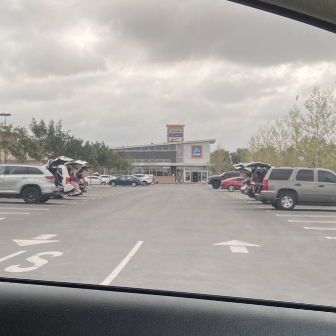 A group of moms &ldquo;social distancing&rdquo; in the parking lot lmaooo https://t.co/n0jpTl8MSr