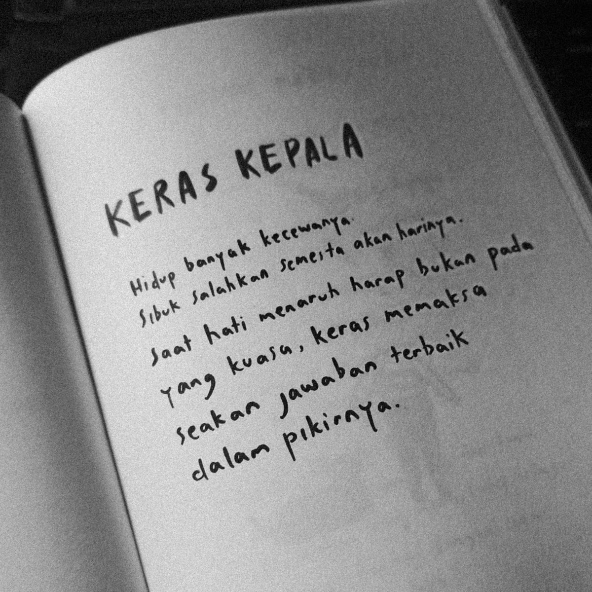fadhlieAZIZ_'s tweet photo. Kutipan buku ini dan kutipan nasehat ini sengaja saya sandingkan. 

Karna "keras kepala"nya adalah saya,
Dan "nasehat"nya pantas untuk saya.

#GusBaha
#ktbb 
#ngajifilsafat https://t.co/SW0V2JVpMn