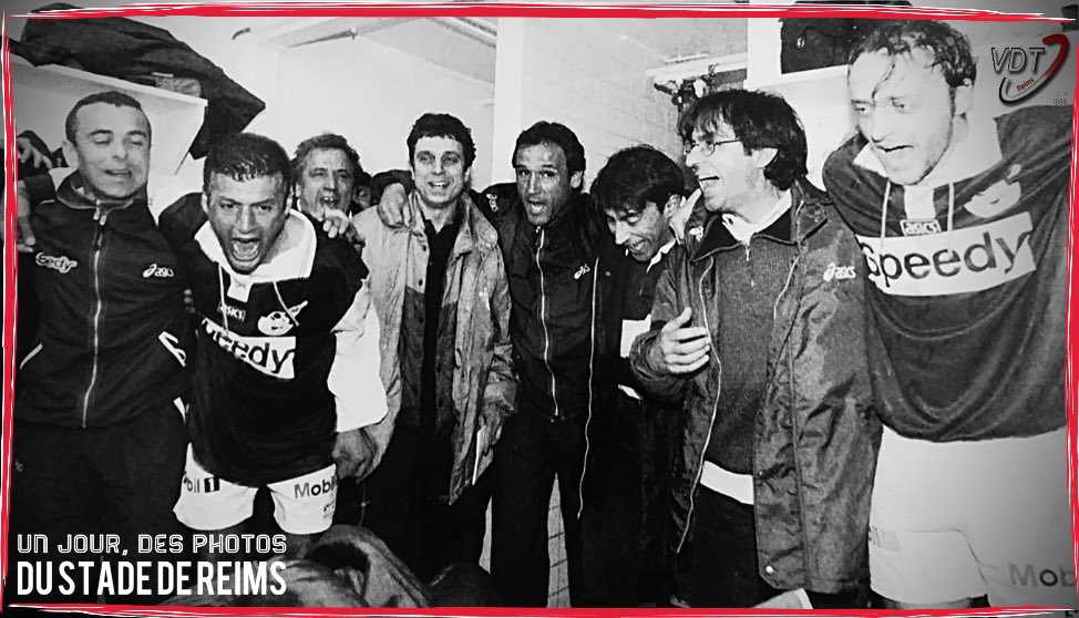reimsvdt's tweet image. 🔴⚪️ 𝕌𝕟 𝕛𝕠𝕦𝕣, 𝕕𝕖𝕤 𝕡𝕙𝕠𝕥𝕠𝕤 𝕕𝕦 𝕊𝕥𝕒𝕕𝕖 𝕕𝕖 ℝ𝕖𝕚𝕞𝕤

➡️ Hommage au Docteur Bernard Gonzalez
Dans les vestiaires, lors de la montée du Stade de Reims de la CFA2 à la CFA. 
- Saison 1997/1998 -