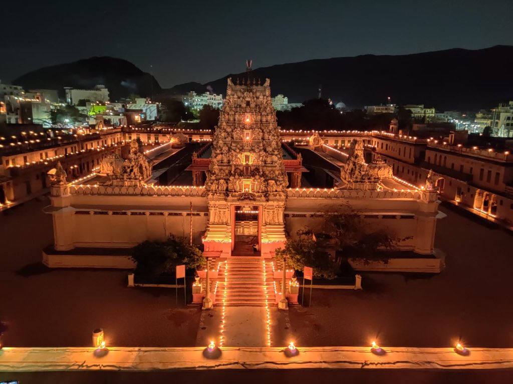 PIBJaipur's tweet photo. Some more pics of yesterday’s #LightToFight event 

#9baje9minute 

Rangji Temple #Pushkar https://t.co/7AWJSvdm08