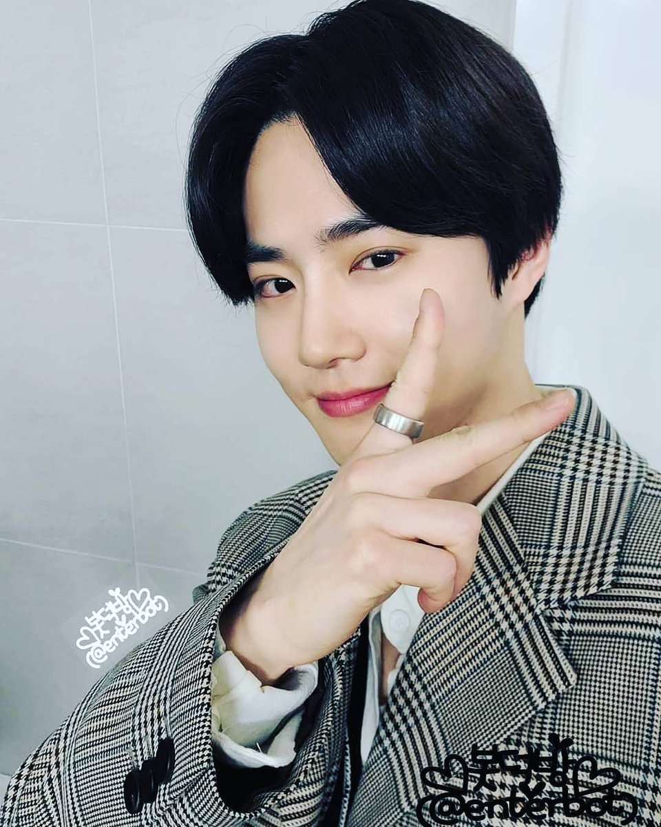 suho_deok_b's tweet photo. 200406 enterbot 인스타그램 업데이트

상견례 프리패스상 우리 수호가 왔습니다. 포근한 목소리에 한땀한땀 그려낸 자화상 같은 첫 솔로 앨범. 

https://t.co/6xSoPkaBc8
#사랑하자 #자화상 #Self_Portrait #김준면 #수호 #SUHO #金俊勉 #スホ #엑소  #EXO @weareoneEXO https://t.co/GBoKx1fmCW