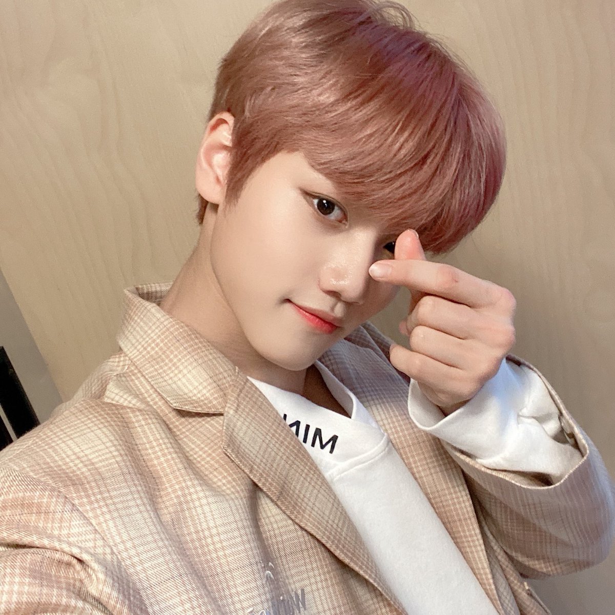 minjae ⇢ center of attention⇢ has many friends/popular⇢ has fangirls from different classes⇢ seems tough but is a softie⇢ teachers pet somehow⇢ everyones weak for his smile⇢ gets away w a lot of things bc of it⇢ has mastered the puppy dog eyes⇢ class flirt