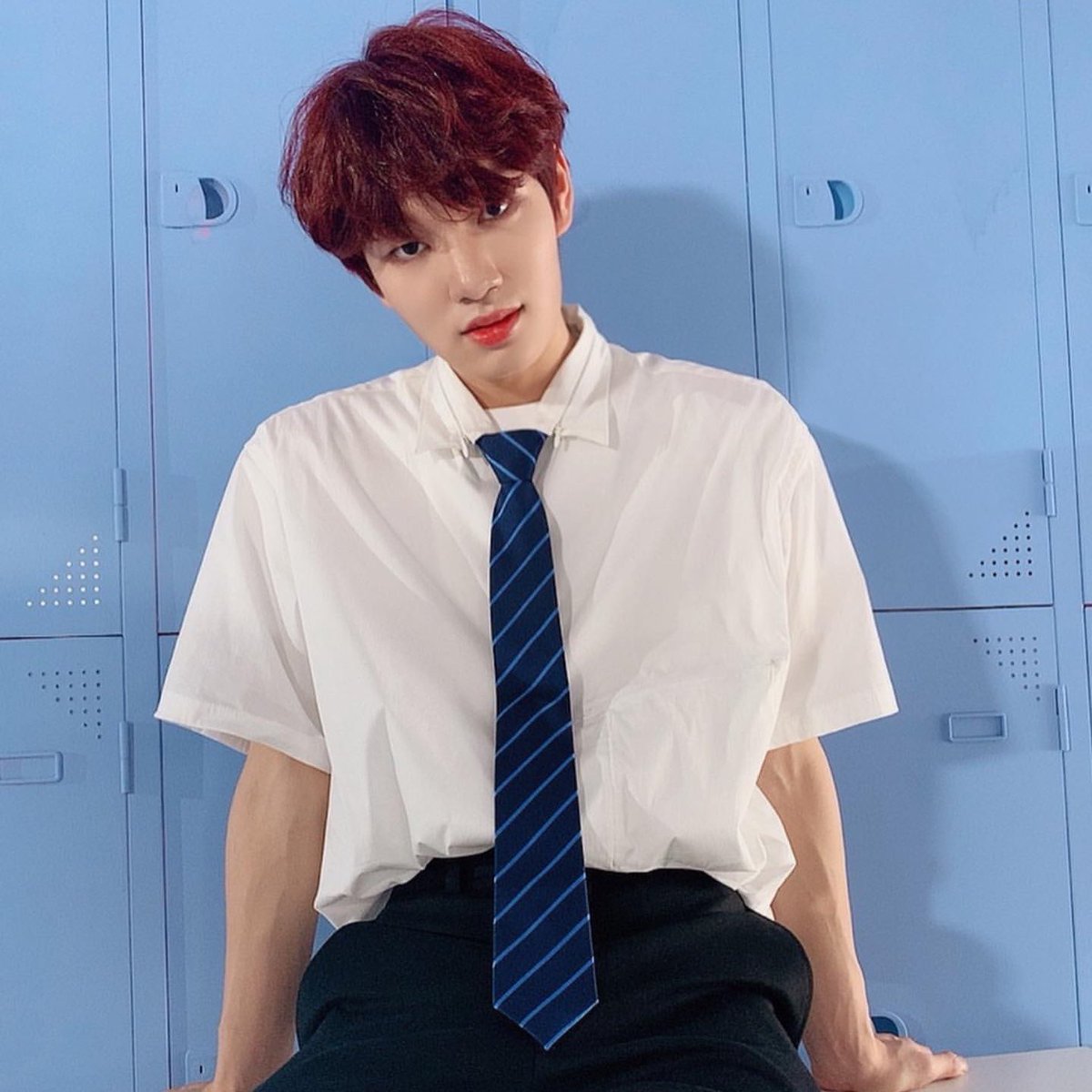 huijun⇢ the smartest kid in class⇢ probably charges people to do their hw⇢ intimidating⇢ but actually just introverted and shy⇢ the “mysterious” kid⇢ listens to music all day w his headphones on⇢ will probably fight a bitch⇢ when he smiles everyone goes crazy