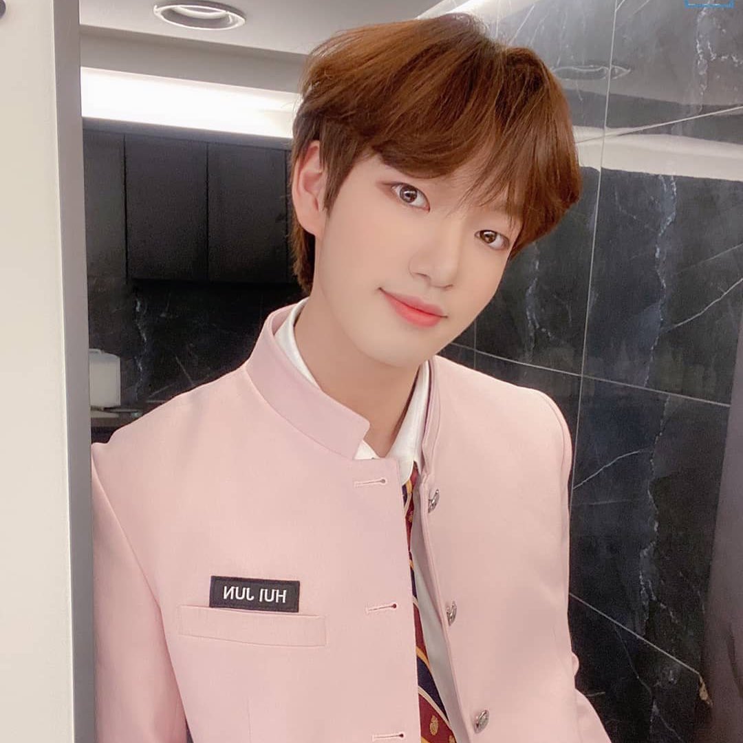 huijun⇢ the smartest kid in class⇢ probably charges people to do their hw⇢ intimidating⇢ but actually just introverted and shy⇢ the “mysterious” kid⇢ listens to music all day w his headphones on⇢ will probably fight a bitch⇢ when he smiles everyone goes crazy