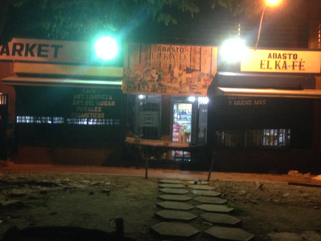 RConfidencial's tweet photo. #URGENTE Intento de saqueo Abasto El Ka Fe #Porlamar #Margarita.Ya hay detenidos entre hombres, mujeres y adolescentes. Las mujeres alegan que tienen hambre y niños pequeños. Hora 2:15AM https://t.co/KclGh2JeQ2