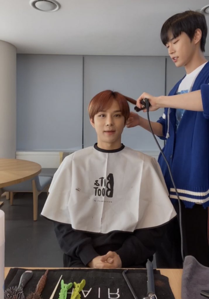NNinkkkkk's tweet photo. เป้นพ่อครัว เป้นช่างทำผม ทำเป้นทุกอย่างยกเว้นเป้นผัวกุ #DOYOUNG https://t.co/211kYSnNCA