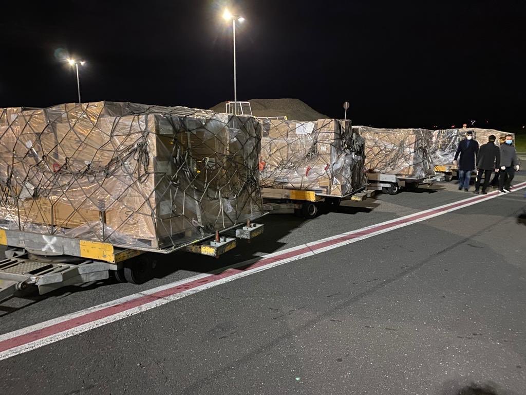 luigidimaio's tweet photo. Volo con aiuti sanitari donati dagli Emirati Arabi all’Italia atterrato a Fiumicino. 
Grazie al collega @ABZayed per l’amicizia e la solidarietà dimostrata. Un gesto che non dimenticheremo. 🇮🇹🇦🇪 https://t.co/UpTwIZzYgU