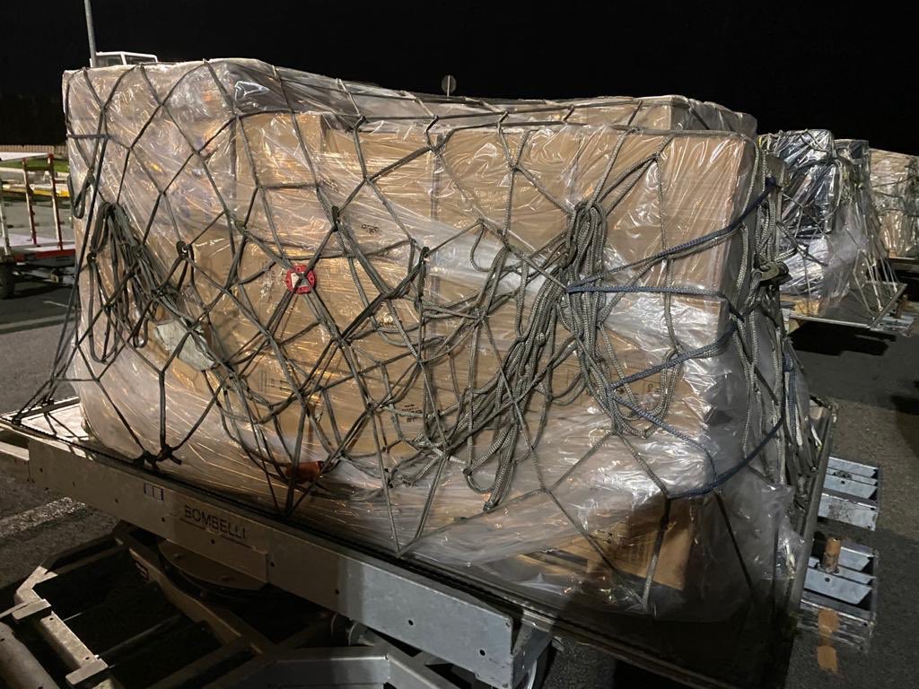luigidimaio's tweet photo. Volo con aiuti sanitari donati dagli Emirati Arabi all’Italia atterrato a Fiumicino. 
Grazie al collega @ABZayed per l’amicizia e la solidarietà dimostrata. Un gesto che non dimenticheremo. 🇮🇹🇦🇪 https://t.co/UpTwIZzYgU