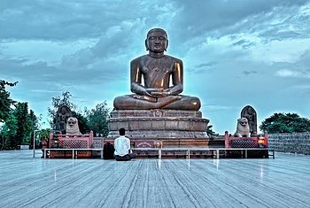 CitizenIndore's tweet photo. भगवान महावीर जैन धर्म के 24 वें तीर्थंकर हैं।
महावीर का जन्म 540 ई. पू. पहले वैशाली गणतंत्र के क्षत्रिय कुण्डलपुर में चैत्र शुक्ल त्रयोदशी को हुआ, इनके पिता सिद्धार्थ व माता त्रिशला थे।

उनकी शिक्षा - अहिंसा, सत्य अपरिग्रह, अस्तेय।

महावीर जन्म जयंती की शुभकामनाएँ। https://t.co/DAlApKjO5i