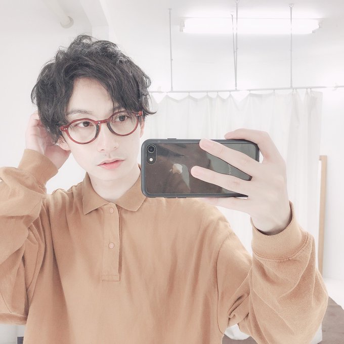 服と髪型で全然違う人選手権自撮り部門優勝のtwitterイラスト検索結果