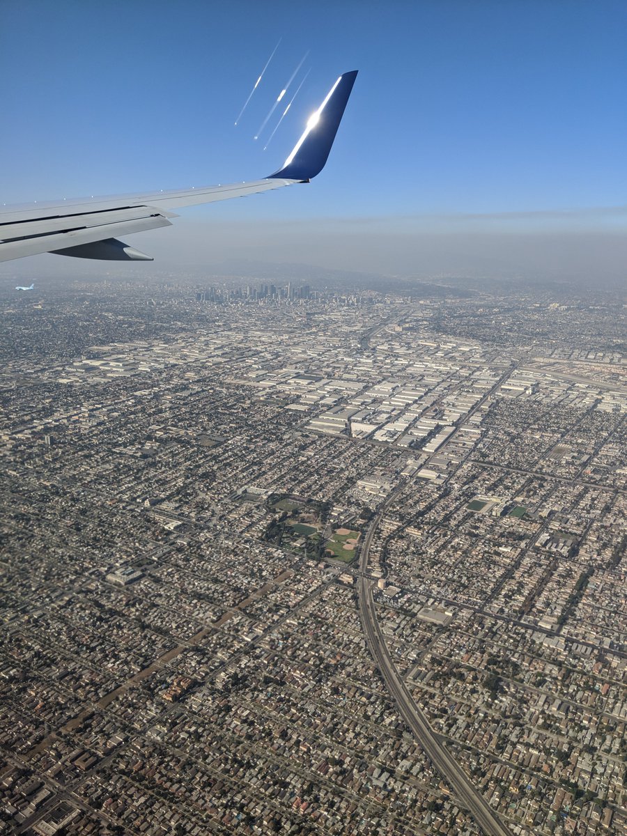 FeelDoGood's tweet photo. SEND ME YOUR CLEAN AIR SHOTS !

1) AIR QUALITY (FROM AN AIRPLANE OVER LA IN 2019)

2) AIR QUALITY FROM 4/4/2020

#sharecleanair https://t.co/j5Qwbxp8hY