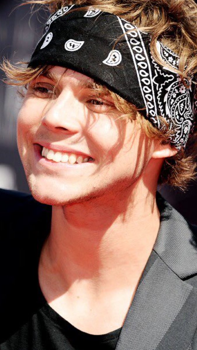 ashton irwin as louis tomlinson; a thread.