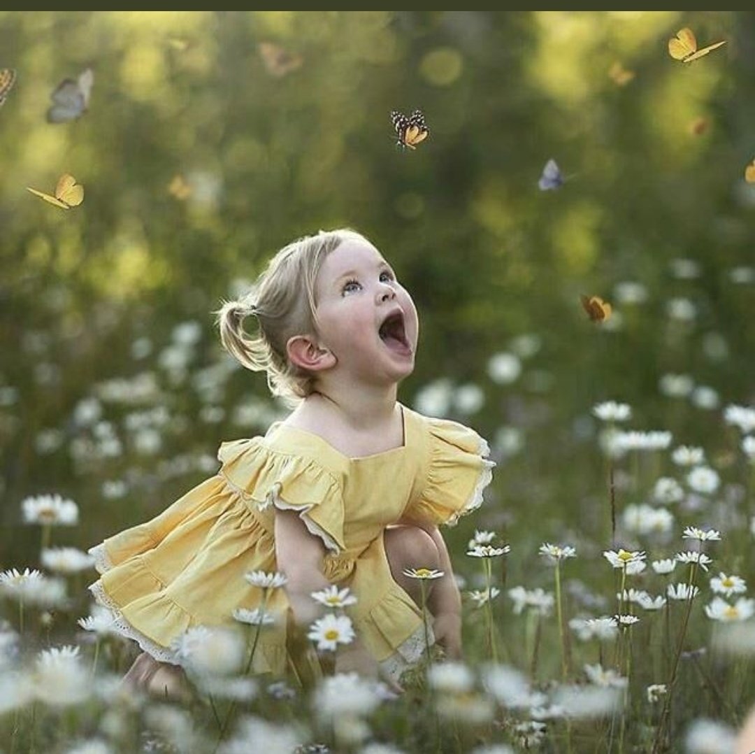 قرأت أن معظم الناس يموتون وتبقى موسيقاهم حبيسه في اعماقهم،
✍🌺🦋
ما أجمل ترنمي حين أصحو 
وحين أضحك وأتحدث واشدو 
ما أجمل خطواتي وأنا أخطو 
نحو النجاح وهي تكبر وتنمو 
عبر عن كل ما بداخلك وعيش الحياة بموسيقاك وكن أنت ليس لك مثيل
#صباح_الخير
#عمان_تواجه_كورونا