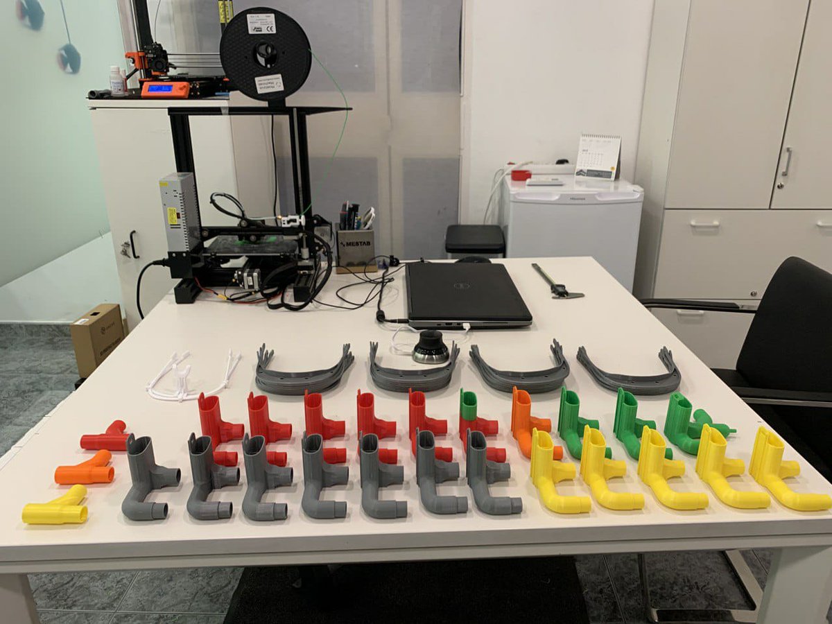 aytopedromunoz's tweet photo. 💻 El joven emprendedor pedroteño, José Ortiz, ha reconvertido la actividad de su empresa, @orbys_system , para realizar material sanitario que ayude a combatir la #COVID19. https://t.co/7VG5Q0rGSp