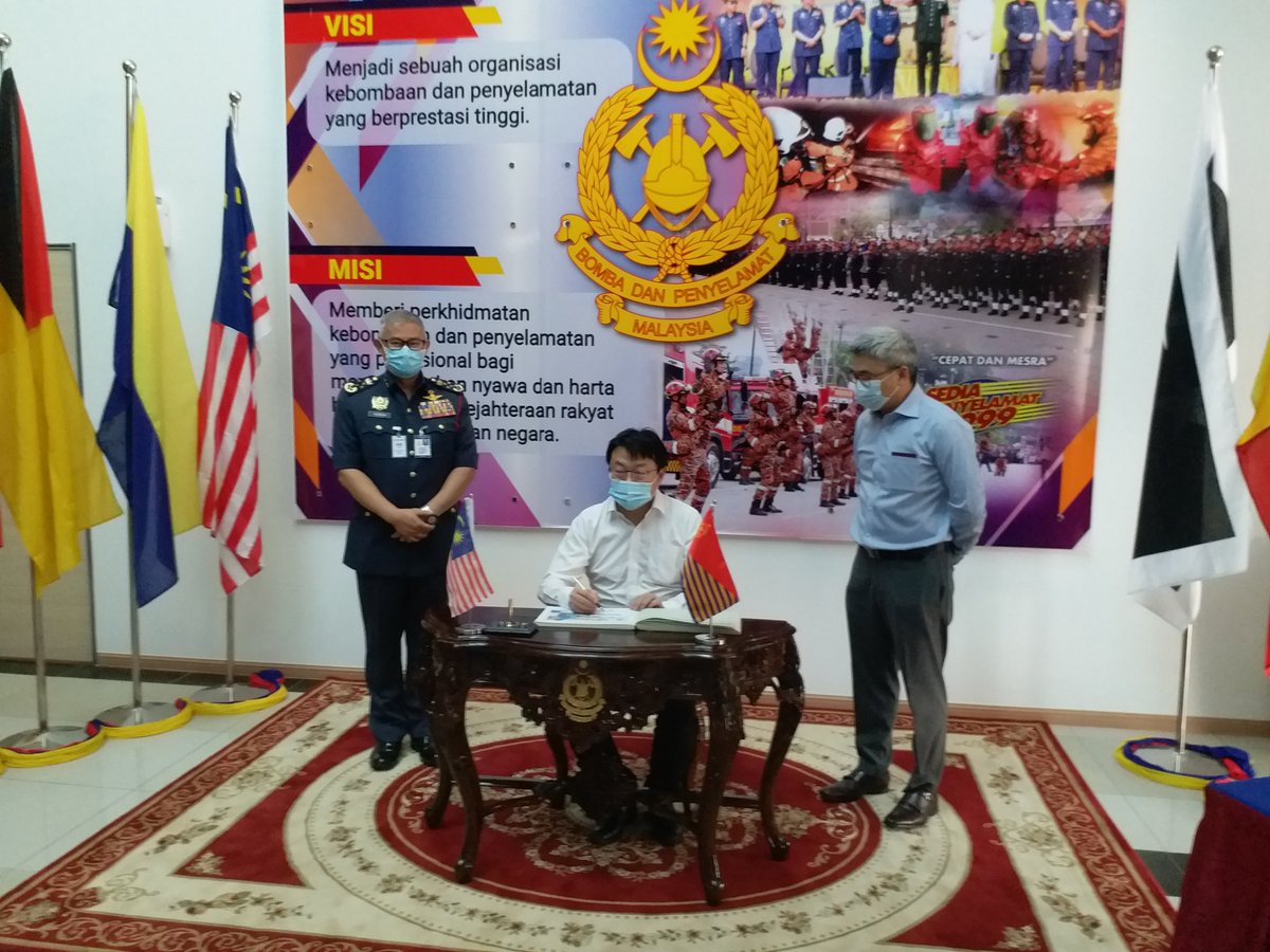 KP_bombaJBPM's tweet photo. 6.4.2020, Isnin : Sekalung penghargaan dan terima kasih kepada Mr Liu Zhaohui mewakili syarikat China Communications Construction (ECRL) Sdn. Bhd. yang telah menyerahkan sumbangan 6,000 facemask kepada JBPM pada petang ini. https://t.co/9RKmsKCX86