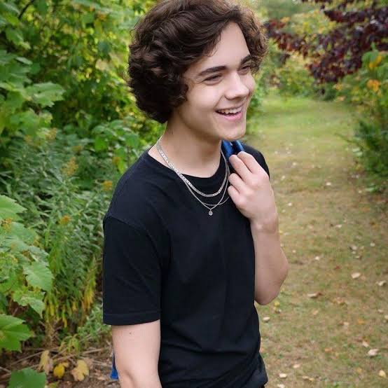 "you have that hometown smile  you have that look in your eyes  that says everything will one day  be alright " . @_alexanderstew -ᴵᴹ ᴵᴺ ᴸᴼᵛᴱ-