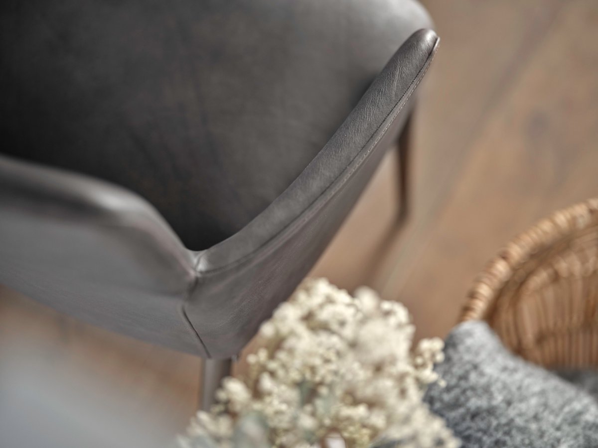 Warm minimalist. ✨✨
#rob #chaircollection #novelty #theultimatesophistication #lightness #seatingcomfort #conicallegs #leather #stitchingdetails #belgiandesign #mymobitec
⠀⠀⠀⠀⠀⠀⠀⠀⠀
Rob collection: mobitec.be/en/collections…