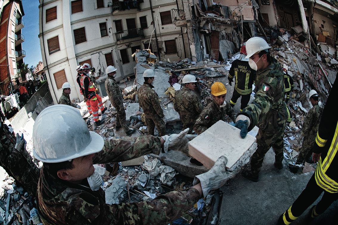 DPCgov's tweet photo. #6aprile 2009, #terremoto in Abruzzo. Nelle 48 ore successive alla scossa principale 11 mila donne e uomini del sistema di #protezionecivile operarono nel soccorso e assistenza. Il violento sisma rase al suolo case, edifici e monumenti. Tragico il bilancio finale delle vittime. https://t.co/WJ3RL0Iyf2