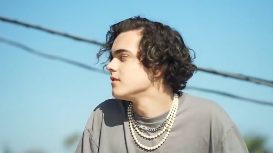 Someone calls the emergency please I've been stabbed by Alex's jawline  @_alexanderstew