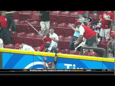 raulbr14's tweet photo. [VIDEO] Polemica con una pelota y un bebe en el beisbol https://t.co/fMXmiQQbbC https://t.co/6zpnOo1SUS