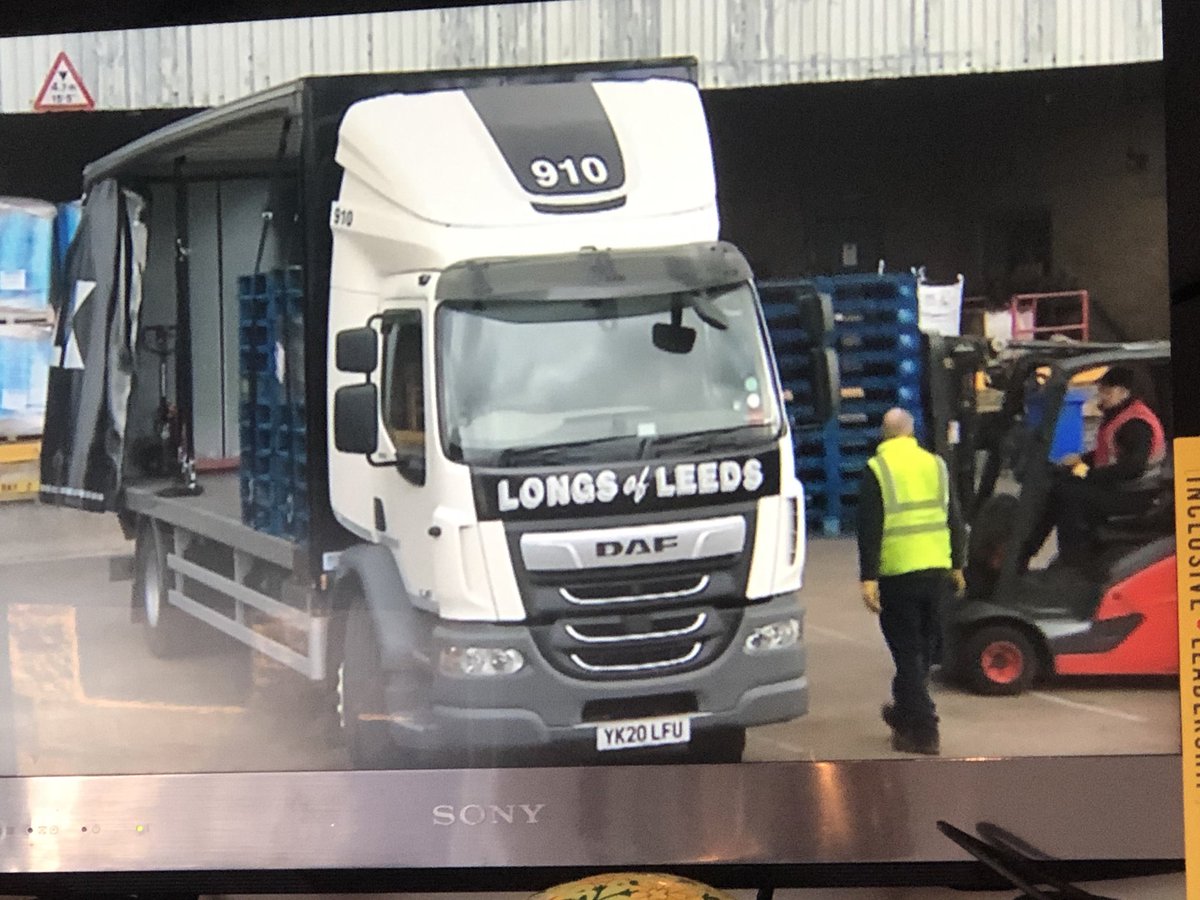 LesleyOBrienOBE's tweet image. Thanks to ⁦@LongsofLeeds⁩  for highlighting the plight of our Drivers on the road during #COVID19 on ⁦@BBCLookNorth⁩ with ⁦@spencerstokestv⁩   At ⁦@FreightlinkEur1⁩ we share your view.  Drivers have a right to hot food at #motorwayservices and to stay safe