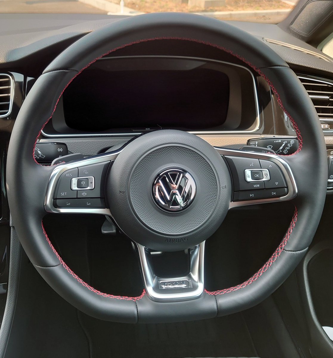 S26 フォルクスワーゲンのゴルフgtiという車を運転したことがあります 輸入車 写真vwゴルフgti はウインカー が左 ワイパーが右がと国産車 写真トヨタカローラツーリング と配置が逆になっています これは輸入車がiso国際標準化機構 国産車がjis日本 S26 フォルクスワーゲンのゴルフgtiという車を運転したことがあります 輸入車 写真vwゴルフgti はウインカー が左 ワイパーが右がと国産車 写真トヨタカローラツーリング と配置が逆になっています これは輸入車がiso国際標準化機構 国産車がjis日本